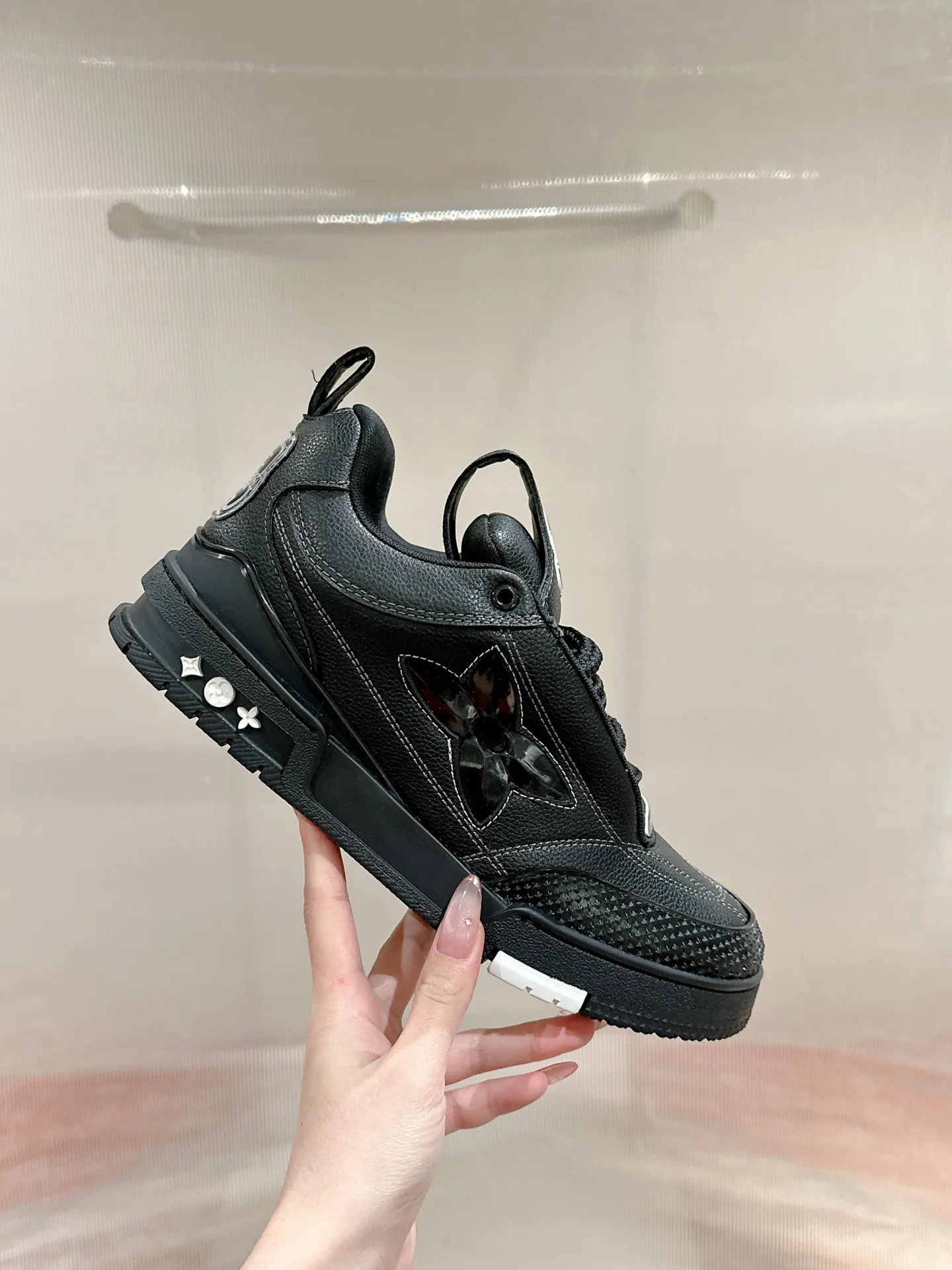 👟👟Ex-factory price 800👟👟 LV donkey brand L SKATE series latest color matching Tariner sneakers four-leaf clover skate shoes couple style retro basketball shoes original purchase development and production This LV Skate sneaker is decorated with colorful details on the grained cow leather shoe body, echoing the leather goods and ready-to-wear series of the season. A gradient Monogram flower blooms on the side of the sneaker. The padded tongue and Mini Monogram fabric-lined collar show the inspiration of skate shoes in the 1990s ▪️Material: original customized first-layer cowhide ▪️Inner lining: imported breathable mesh ▪️Sole: original open-molded non-slip TPU material ▪️Sole thickness: 3.5cm ▪️Size: Female 35-40 Male 39-44 (Female 41, Male 45.46 customized, non-returnable)